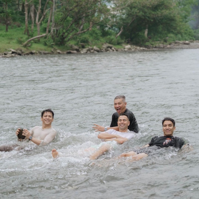 Foto Keseruan Geng The Dudas Minus One Berendam di Kali, Bikin Heboh Sampai Disamperin Ibu-ibu