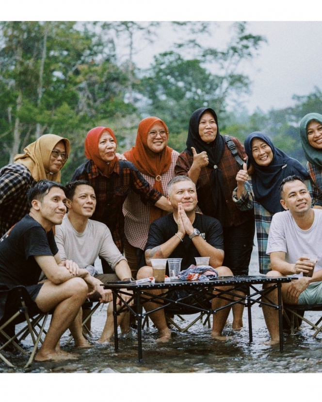 Foto Keseruan Geng The Dudas Minus One Berendam di Kali, Bikin Heboh Sampai Disamperin Ibu-ibu