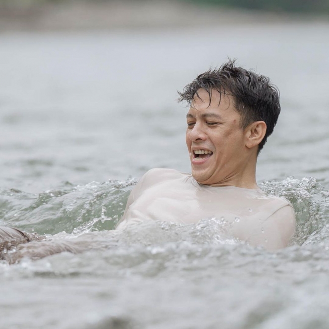 Foto Keseruan Geng The Dudas Minus One Berendam di Kali, Bikin Heboh Sampai Disamperin Ibu-ibu