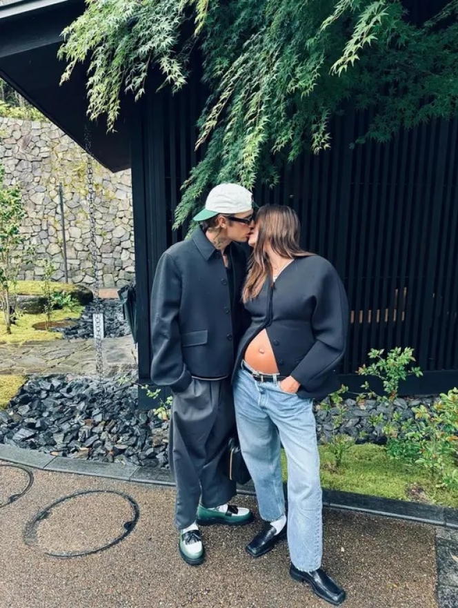 Foto Hailey Bieber Pamer Baby Bump Bareng Justin Bieber, Siap Jadi Orang Tua!