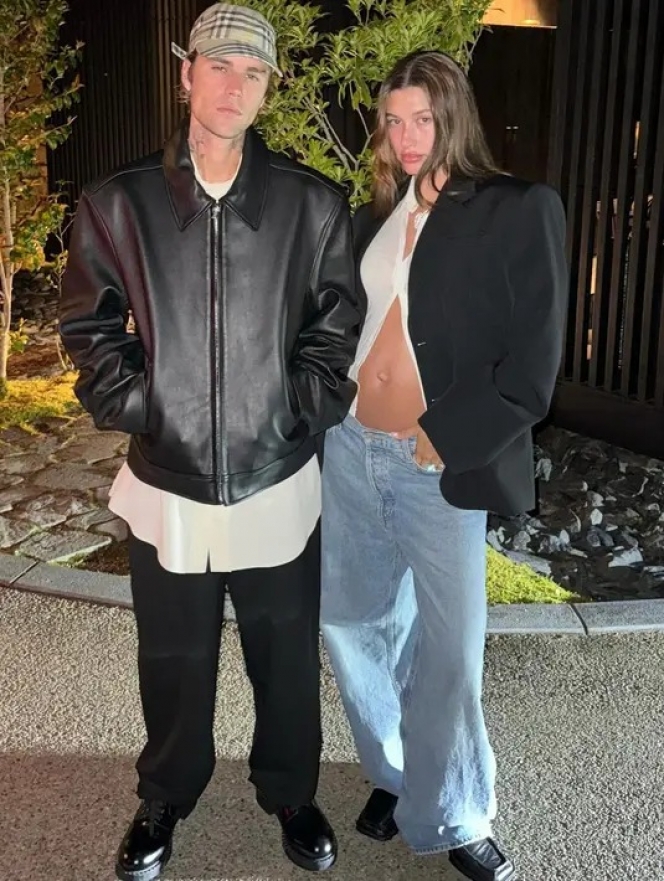 Foto Hailey Bieber Pamer Baby Bump Bareng Justin Bieber, Siap Jadi Orang Tua!