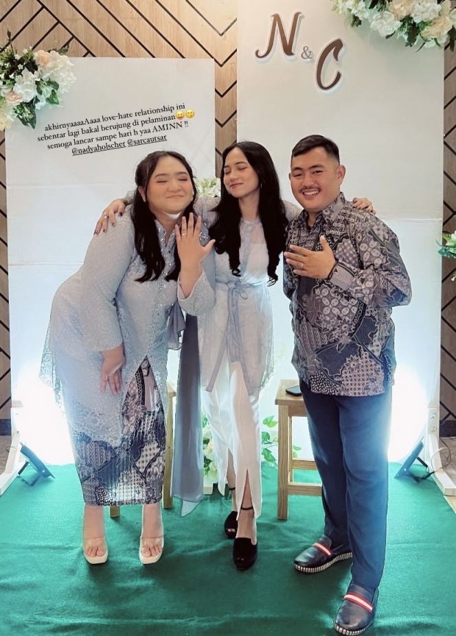 8 Foto Lamaran Nadya Adik Nathalie Holscher, Digelar Tertutup dan Sederhana dengan Keluarga