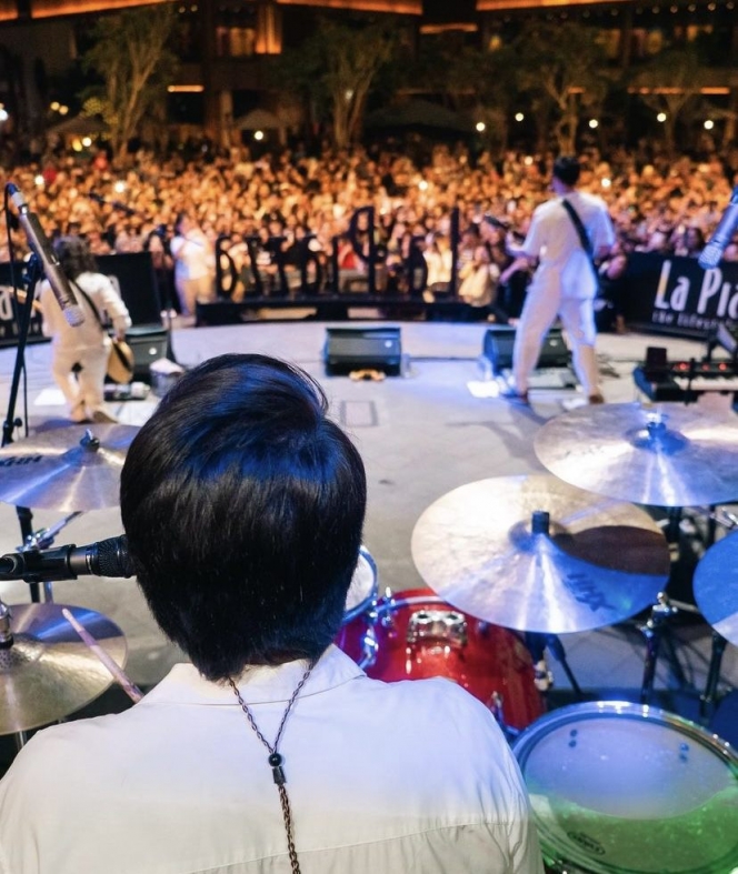 9 Foto Gaya Manggung The Lucky Laki di La Piazza, Penuh Antusias Penggemar!