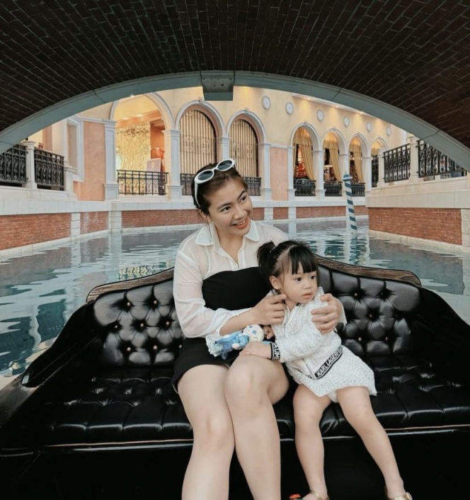 7 Foto Felicya Angelista Ajak Anak Naik Gondola di Macau, Bible dan Zefanya Ceria Banget!