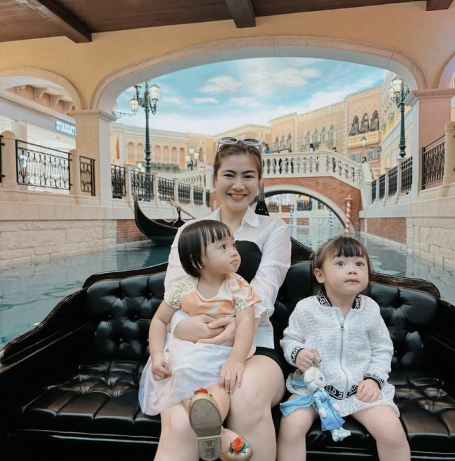 7 Foto Felicya Angelista Ajak Anak Naik Gondola di Macau, Bible dan Zefanya Ceria Banget!