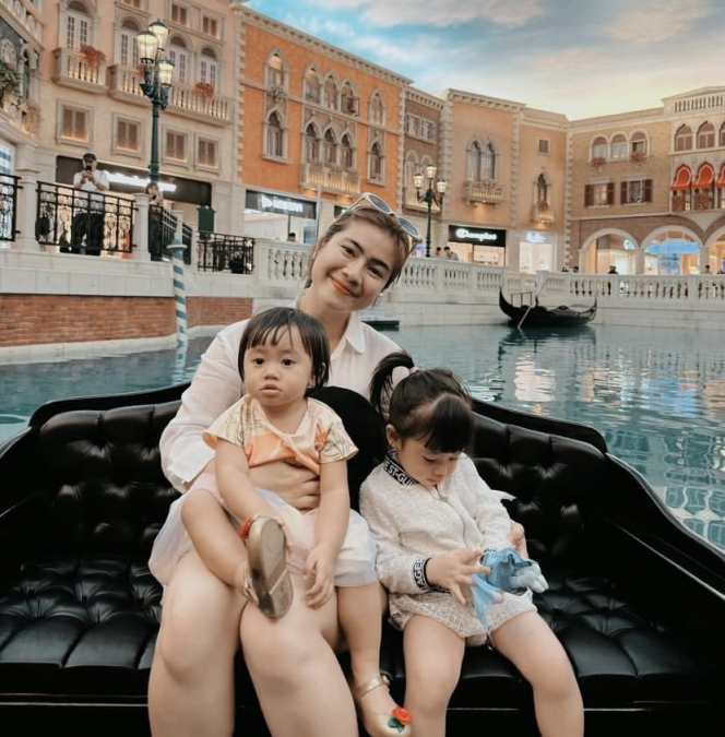 7 Foto Felicya Angelista Ajak Anak Naik Gondola di Macau, Bible dan Zefanya Ceria Banget!