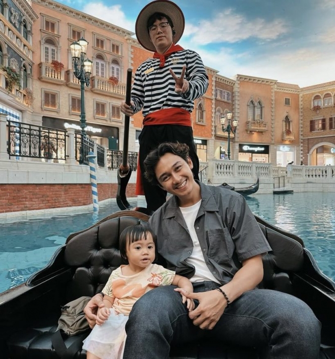 7 Foto Felicya Angelista Ajak Anak Naik Gondola di Macau, Bible dan Zefanya Ceria Banget!