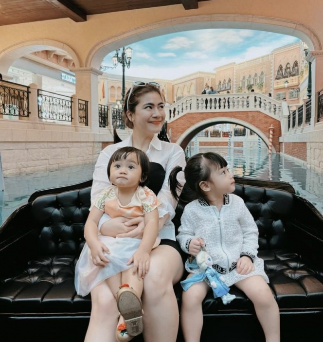 7 Foto Felicya Angelista Ajak Anak Naik Gondola di Macau, Bible dan Zefanya Ceria Banget!