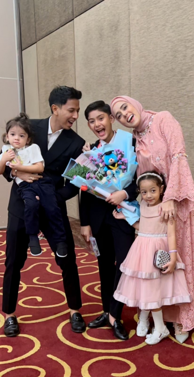 9 Foto Momen Wisuda Kelulusan King Faaz Anak Fairuz A Rafiq, Sonny Septian Sampai Menangis Terharu