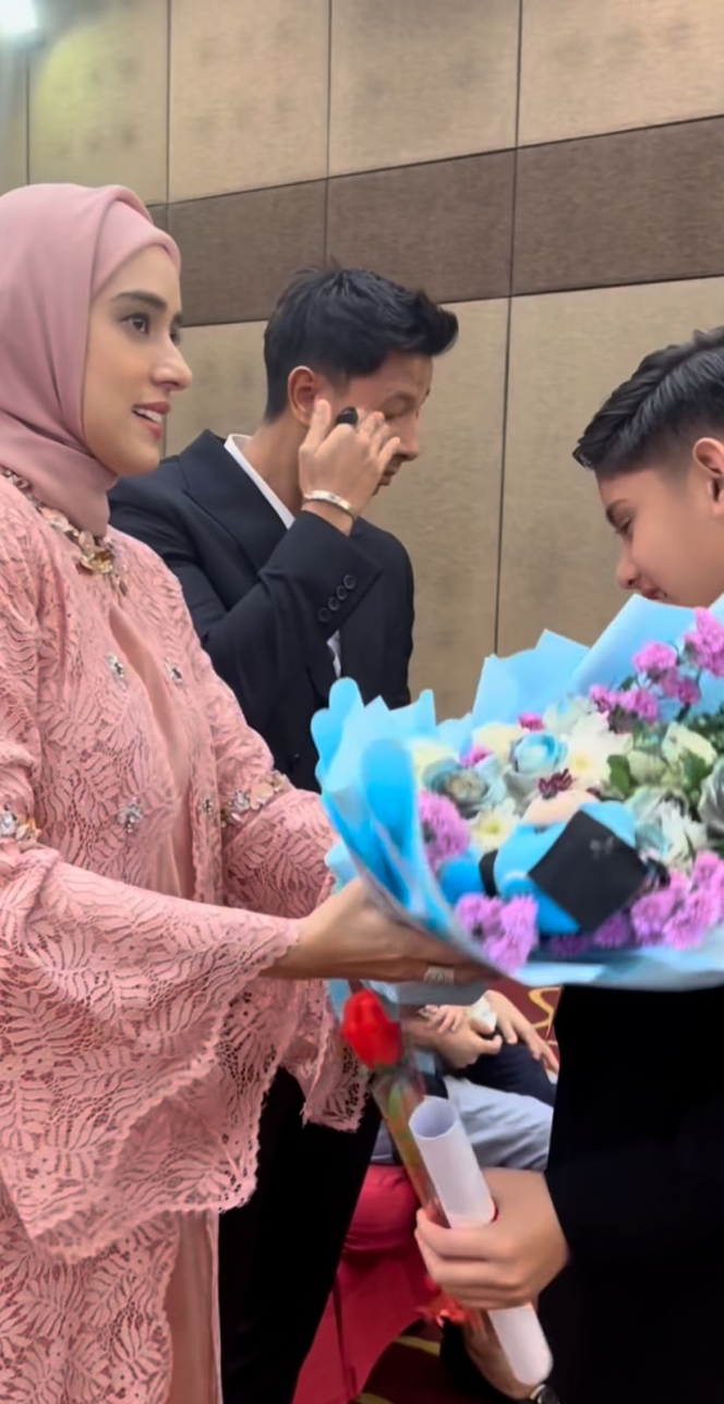 9 Foto Momen Wisuda Kelulusan King Faaz Anak Fairuz A Rafiq, Sonny Septian Sampai Menangis Terharu