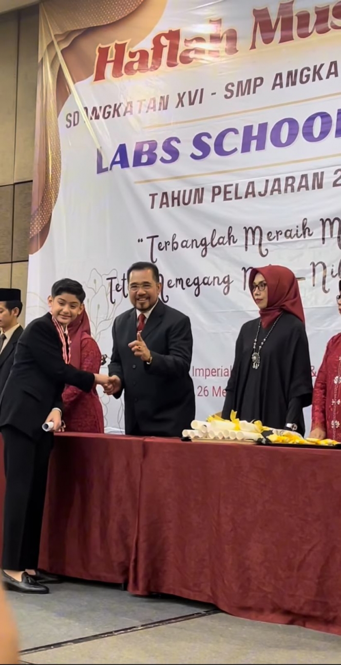 9 Foto Momen Wisuda Kelulusan King Faaz Anak Fairuz A Rafiq, Sonny Septian Sampai Menangis Terharu