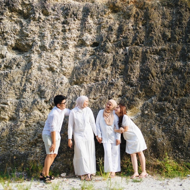 Foto Liburan Keluarga Tissa Biani yang Family Goals Banget, Tampil Kompak Serba Putih