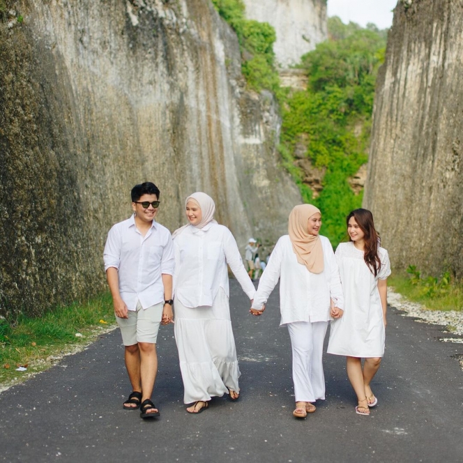 Foto Liburan Keluarga Tissa Biani yang Family Goals Banget, Tampil Kompak Serba Putih