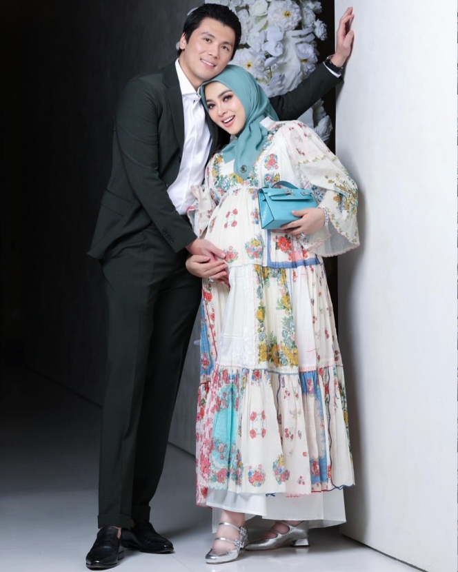 Perut Kian Membuncit, Ini Foto Terbaru Syahrini yang Kini Terang-terangan Pamer Baby Bump di Kehamilan 7 Bulan