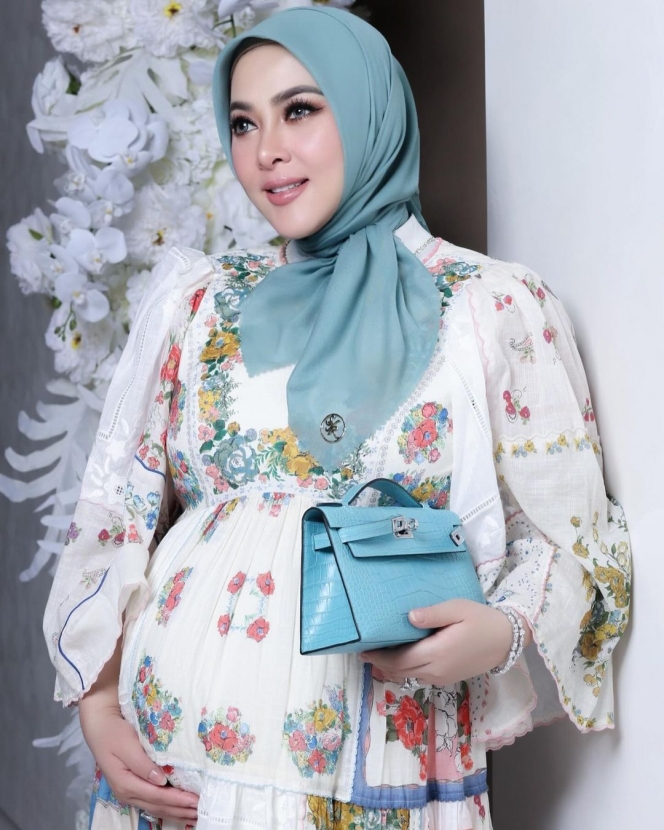 Perut Kian Membuncit, Ini Foto Terbaru Syahrini yang Kini Terang-terangan Pamer Baby Bump di Kehamilan 7 Bulan