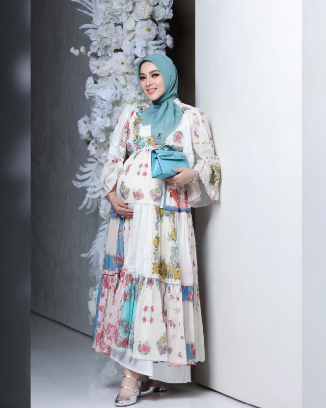 Perut Kian Membuncit, Ini Foto Terbaru Syahrini yang Kini Terang-terangan Pamer Baby Bump di Kehamilan 7 Bulan