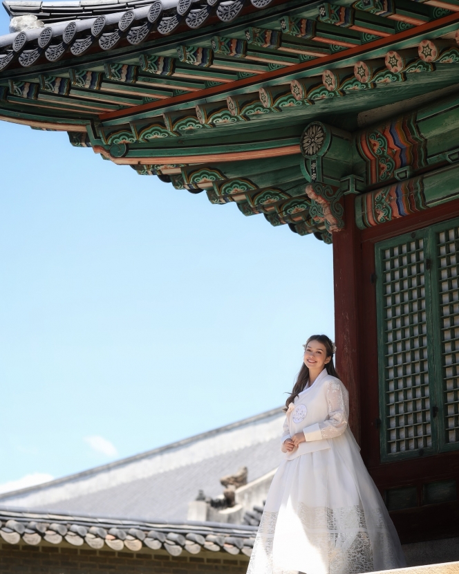 8 Foto Rebecca Klopper dengan Balutan Hanbok, Penampilannya Mirip Eonnie-eonnie Korea!