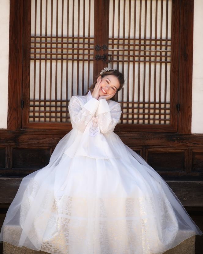 8 Foto Rebecca Klopper dengan Balutan Hanbok, Penampilannya Mirip Eonnie-eonnie Korea!