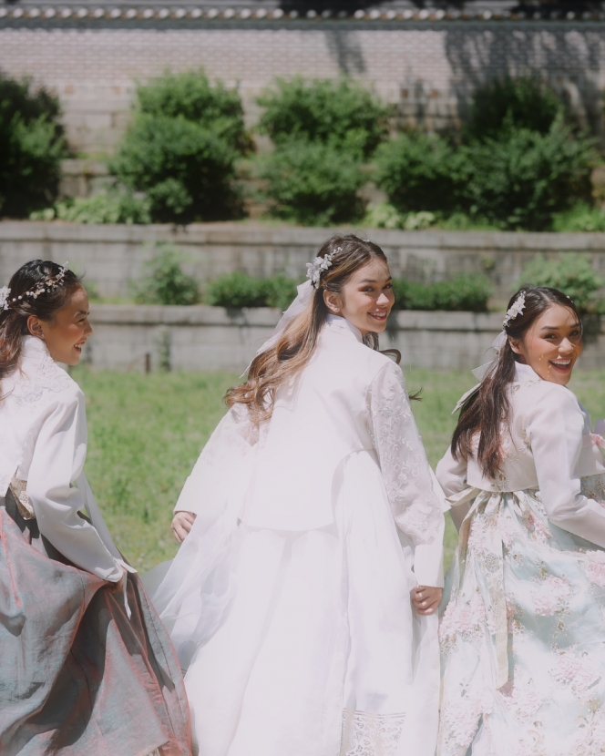 8 Foto Rebecca Klopper dengan Balutan Hanbok, Penampilannya Mirip Eonnie-eonnie Korea!