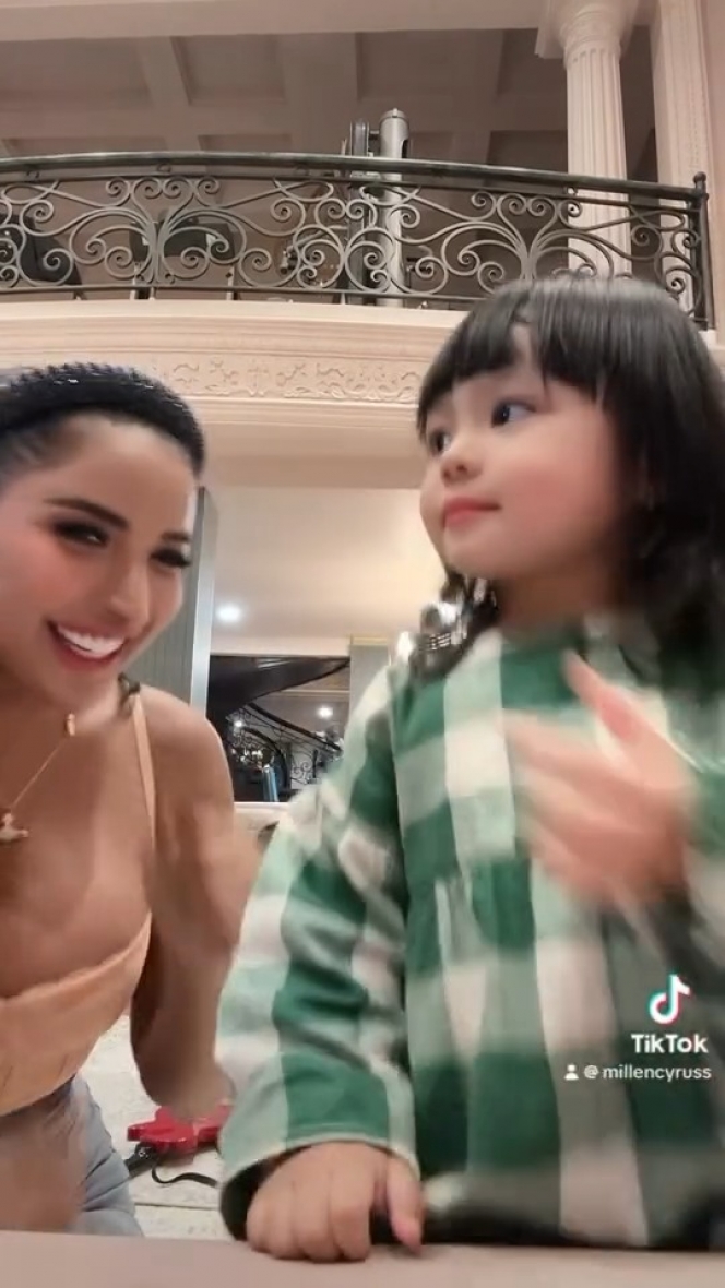 7 Foto Millen Cyrus Joget Bareng Ameena, Netizen Ikut Bingung Manggilnya Om atau Tante