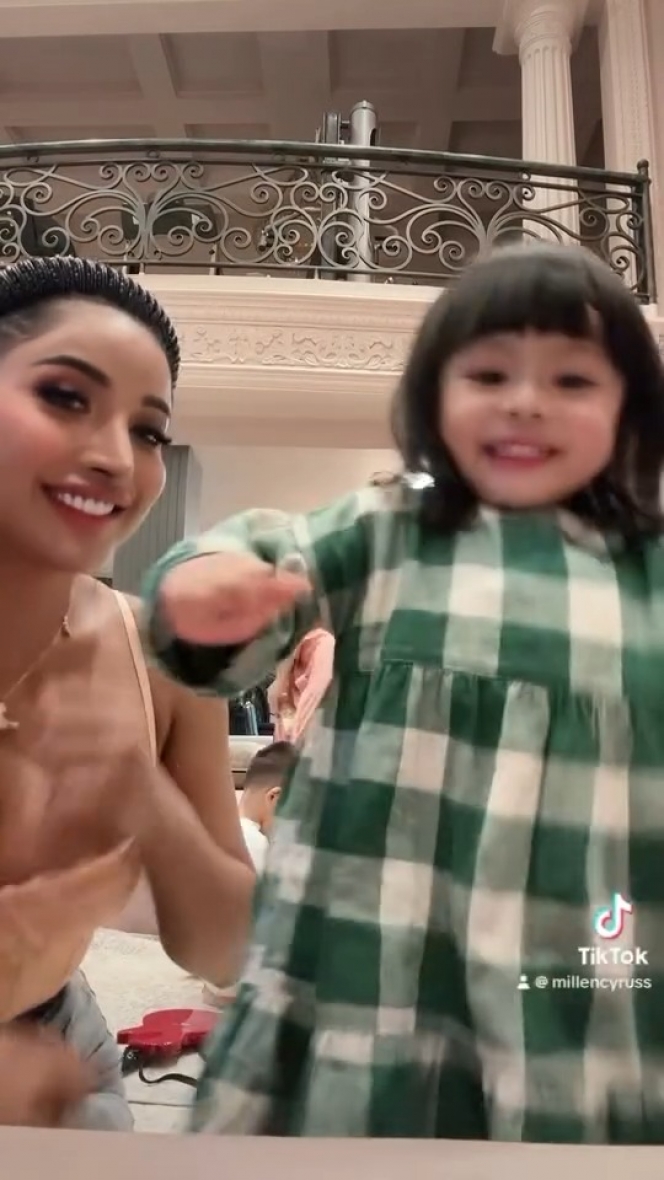 7 Foto Millen Cyrus Joget Bareng Ameena, Netizen Ikut Bingung Manggilnya Om atau Tante