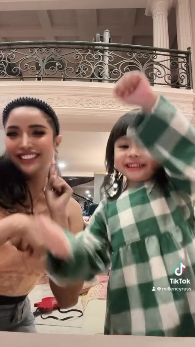 7 Foto Millen Cyrus Joget Bareng Ameena, Netizen Ikut Bingung Manggilnya Om atau Tante