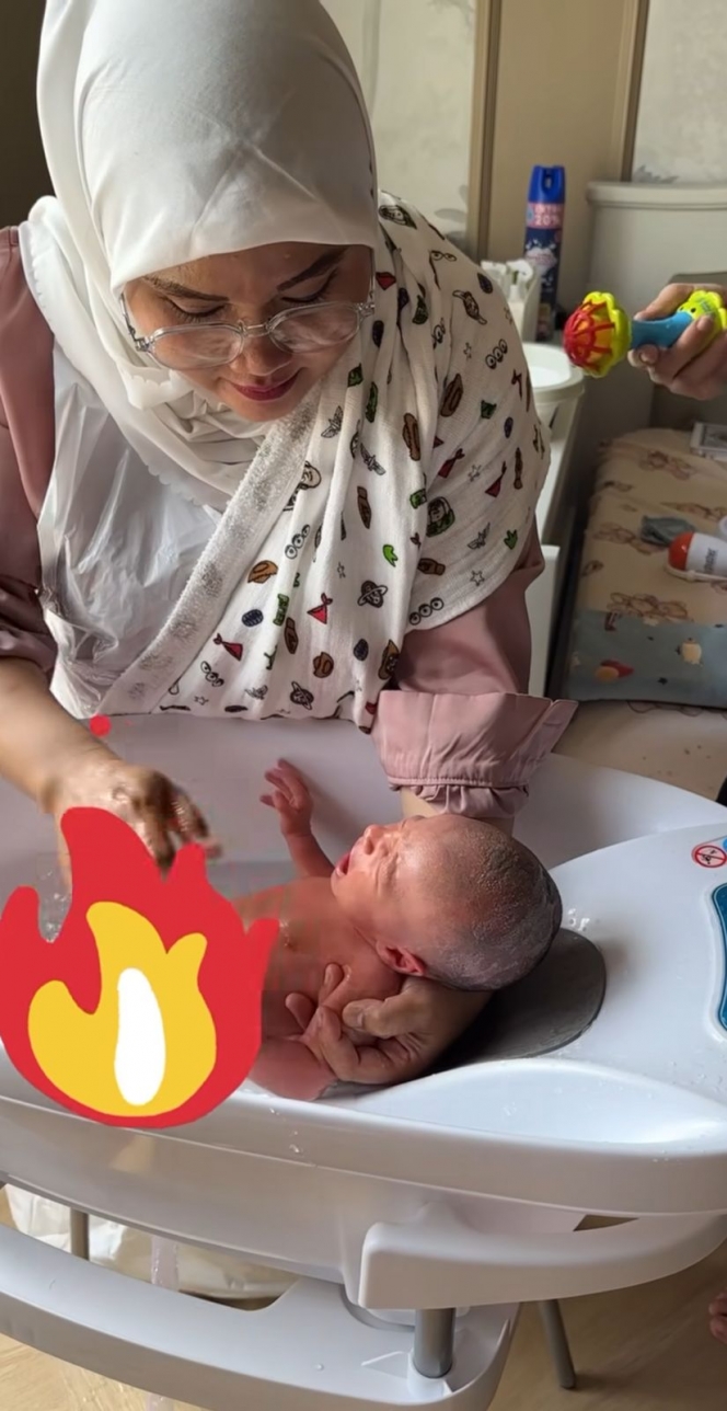 Bayi Sultan, Ini Foto Bem Smith Anak Dokter Oky yang Mandinya Pakai Air Mineral Murni Equil