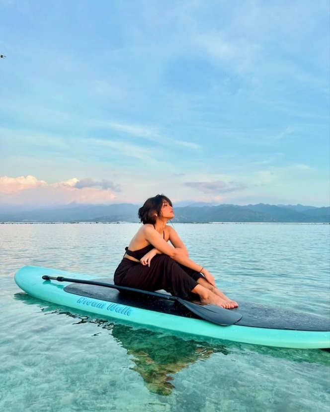 8 Foto Fuji Pakai Bralette Sambil Pamer Perut Rata di Gili Trawangan, Pesonanya Ngalahin View Indah Pantai