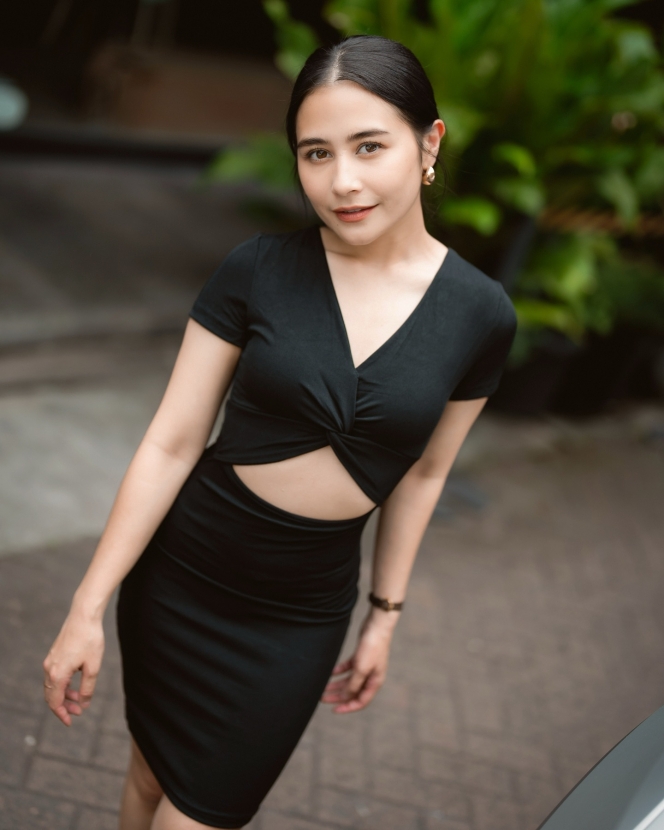 8 Foto Prilly Latuconsina Pamer Perut Rata, Definisi Body Goals Idaman nih!