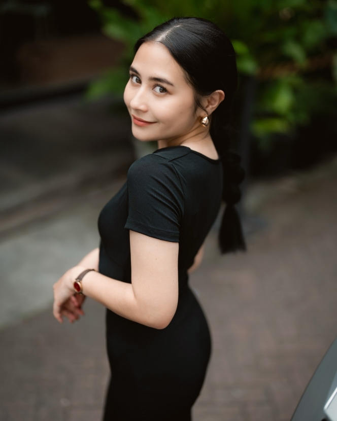 8 Foto Prilly Latuconsina Pamer Perut Rata, Definisi Body Goals Idaman nih!