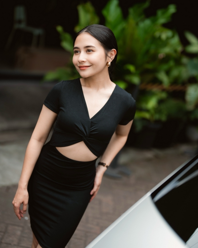 8 Foto Prilly Latuconsina Pamer Perut Rata, Definisi Body Goals Idaman nih!