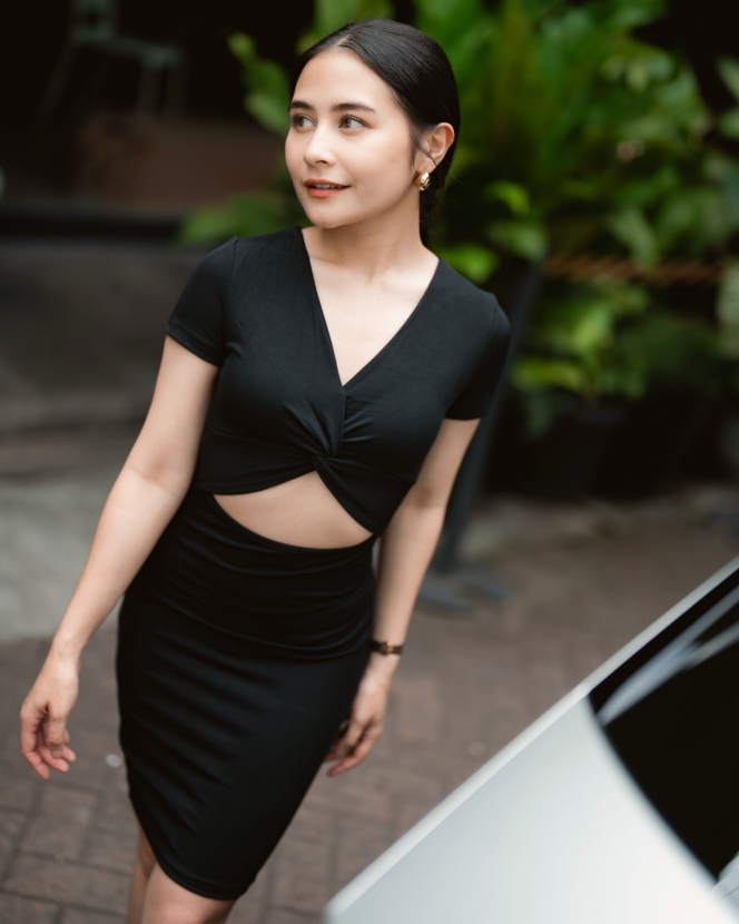 8 Foto Prilly Latuconsina Pamer Perut Rata, Definisi Body Goals Idaman nih!