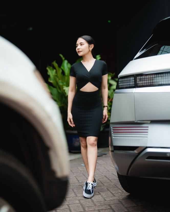 8 Foto Prilly Latuconsina Pamer Perut Rata, Definisi Body Goals Idaman nih!