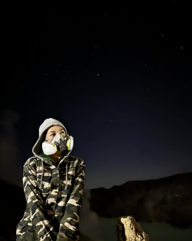 Foto Natasha Wilona Mendaki Gunung Ijen, Rela Tracking Subuh Demi Liat Blue Fire