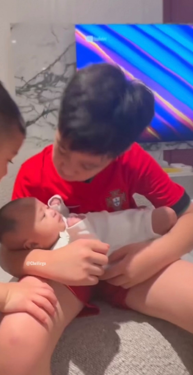 Ini Penampakan Wajah Baby Lily yang Tersorot Kamera, Cantik Banget Disebut Rayyanza Versi Perempuan