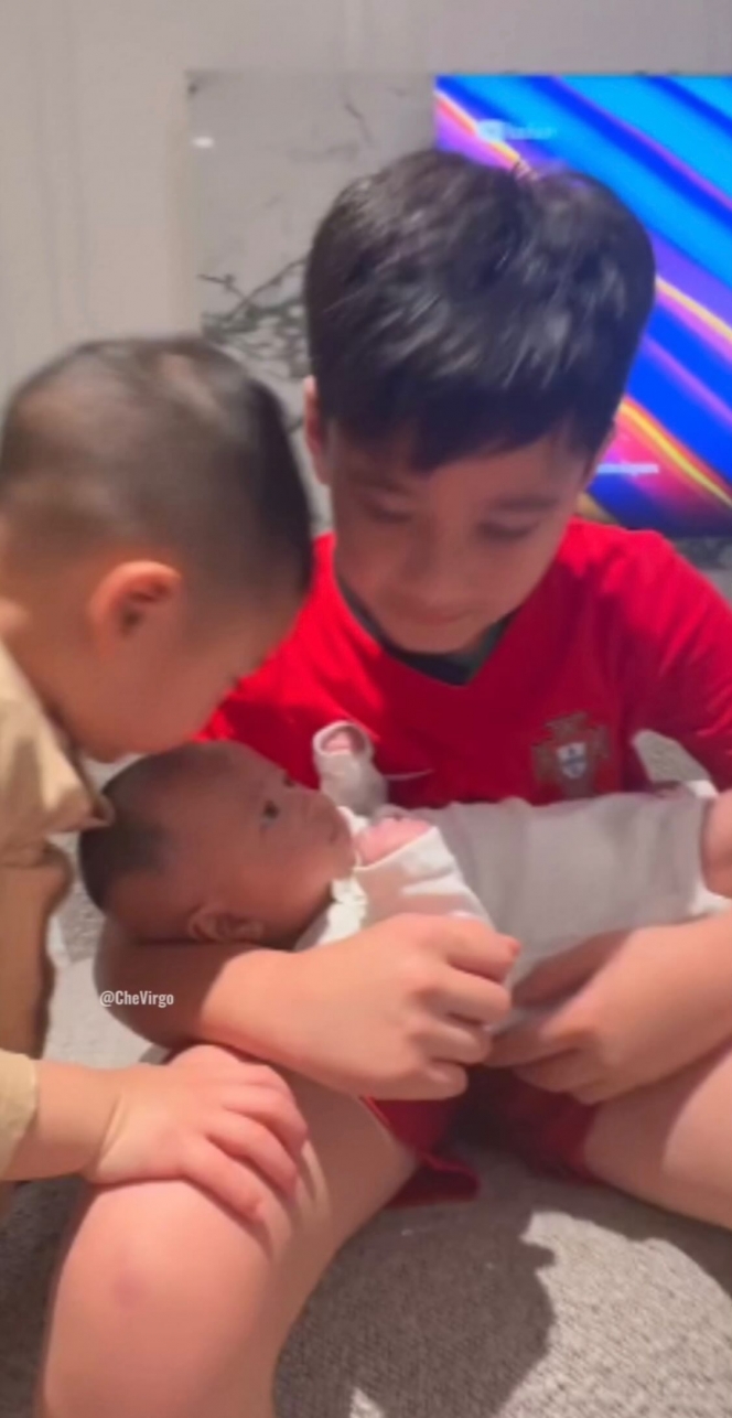 Ini Penampakan Wajah Baby Lily yang Tersorot Kamera, Cantik Banget Disebut Rayyanza Versi Perempuan