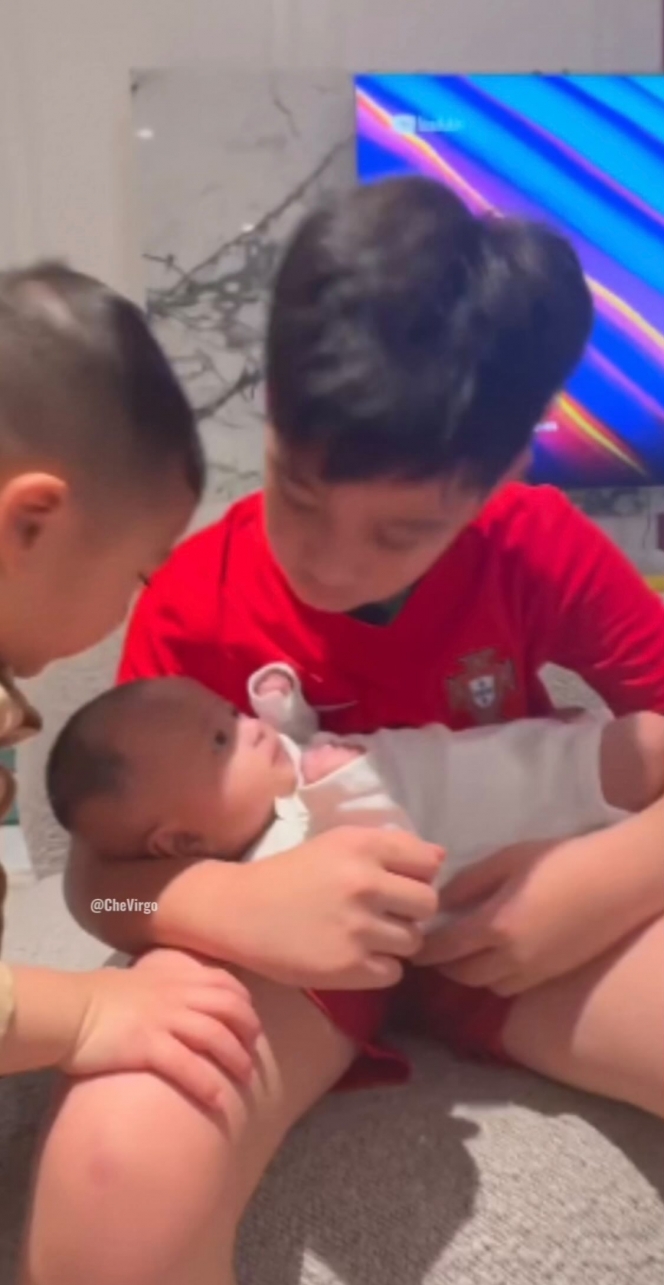 Ini Penampakan Wajah Baby Lily yang Tersorot Kamera, Cantik Banget Disebut Rayyanza Versi Perempuan