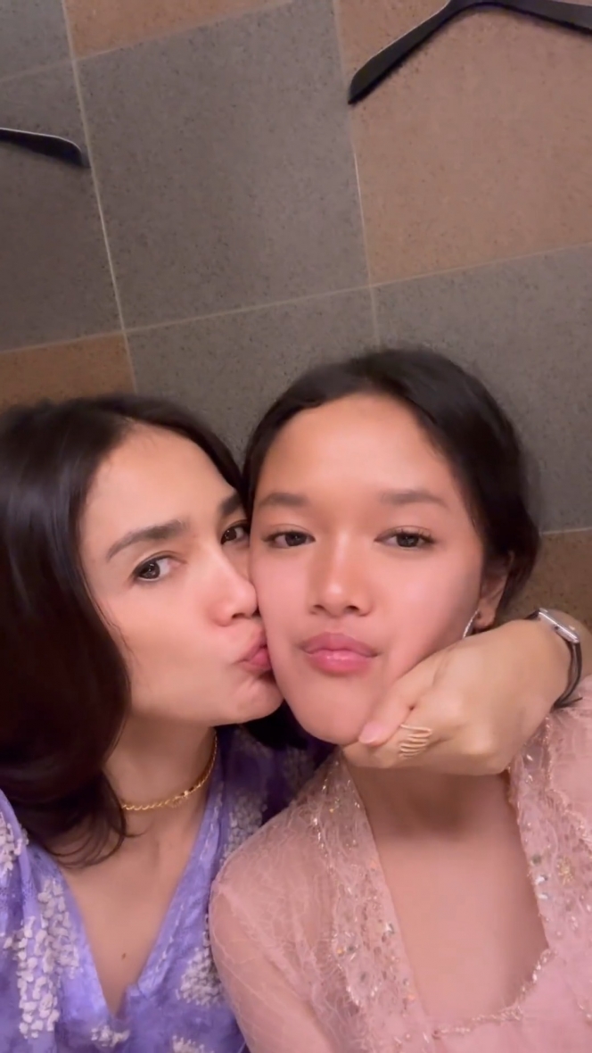 8 Foto Kelulusan SMA Anak Ussy Sulistiawaty, Makin Cantik Mirip Mamanya