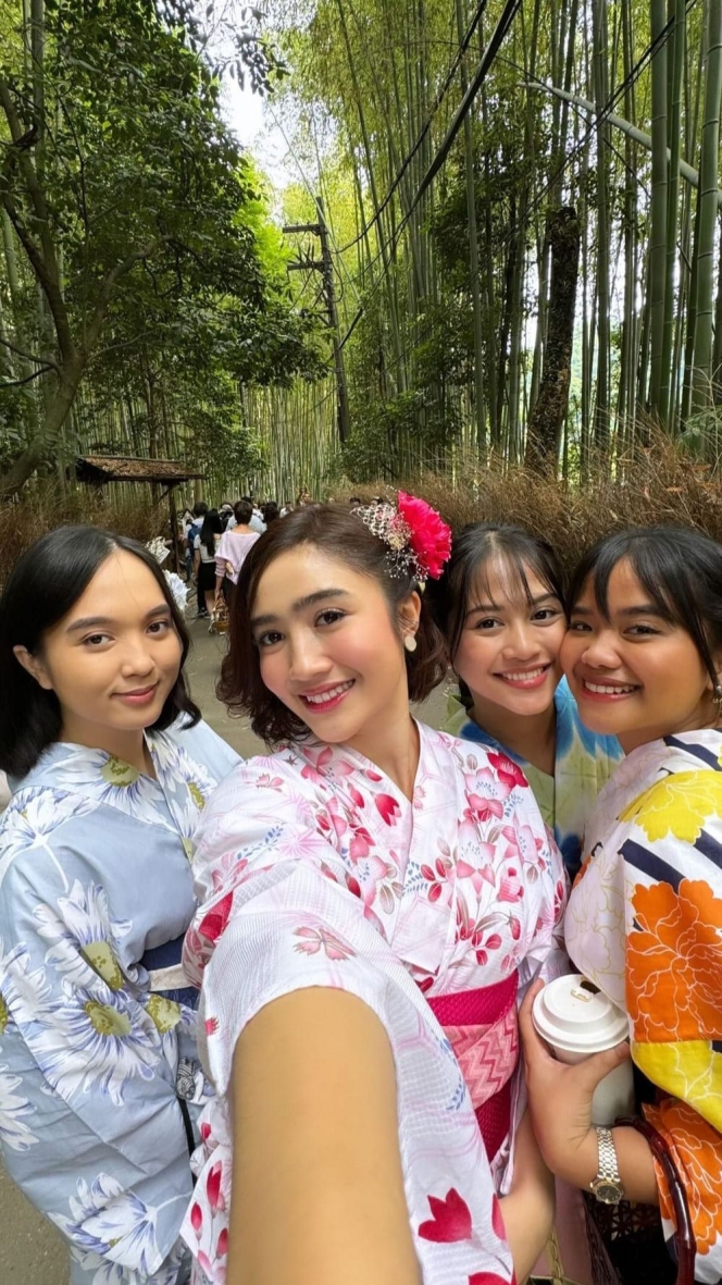 Liburan ke Kyoto Bareng Besties, Ini 8 Foto Febby Rastanty Pakai Kimono