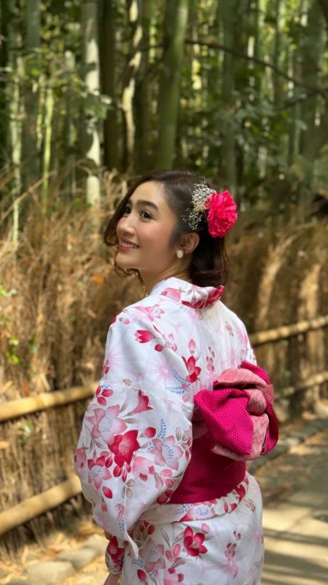 Liburan ke Kyoto Bareng Besties, Ini 8 Foto Febby Rastanty Pakai Kimono