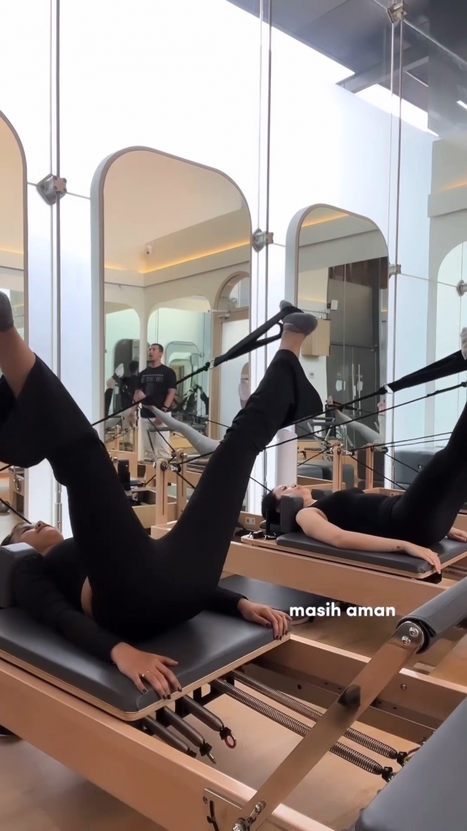 Makin Body Goals, Ini 7 Foto Mayang Lucyana saat Latihan Pilates