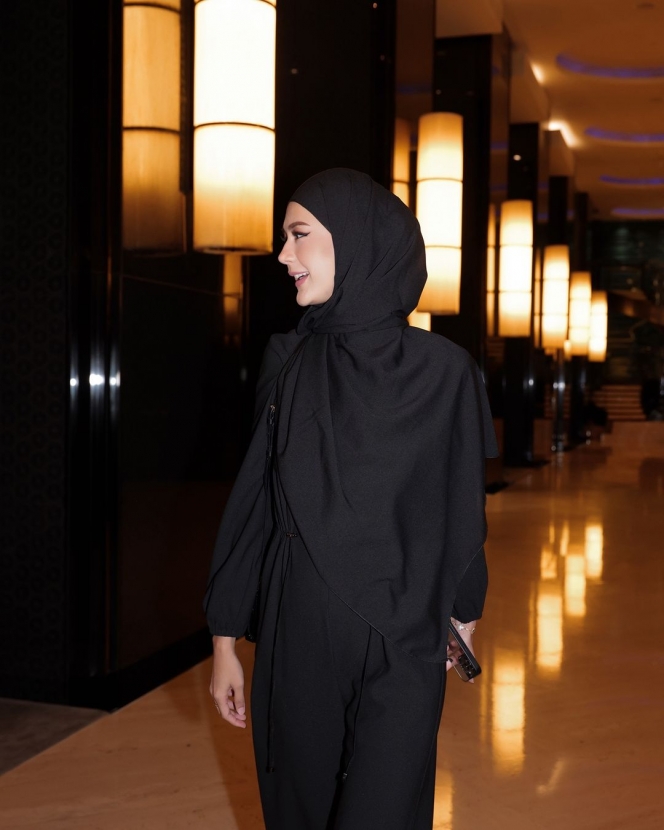 Makin Istiqomah, Ini Deretan Foto Paula Verhoeven Kini Makin Tampil Syar’i - Terlihat Sering Pakai Hijab Warna Hitam! 