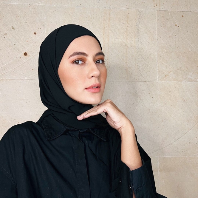 Makin Istiqomah, Ini Deretan Foto Paula Verhoeven Kini Makin Tampil Syar’i - Terlihat Sering Pakai Hijab Warna Hitam! 