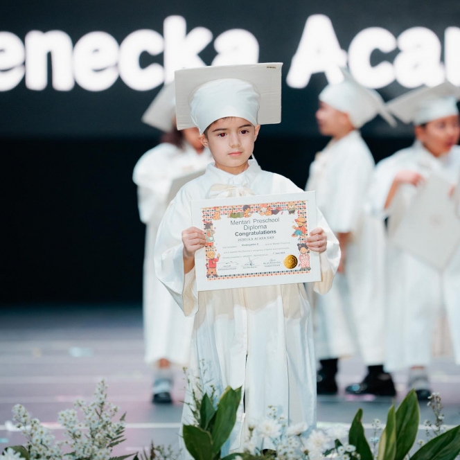 Potret Wisuda TK Zenecka Anak Carissa Puteri, Wajahnya Terlihat Menggemaskan Banget!