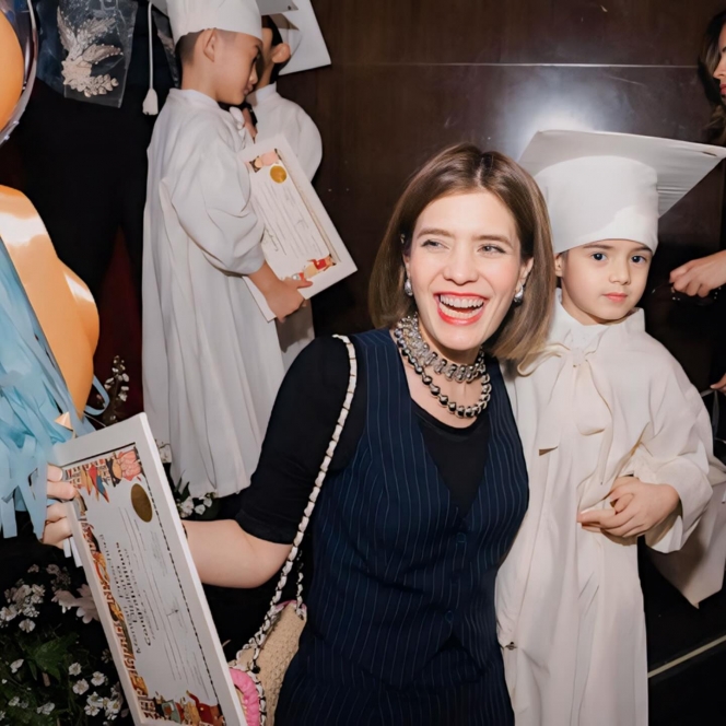 Potret Wisuda TK Zenecka Anak Carissa Puteri, Wajahnya Terlihat Menggemaskan Banget!