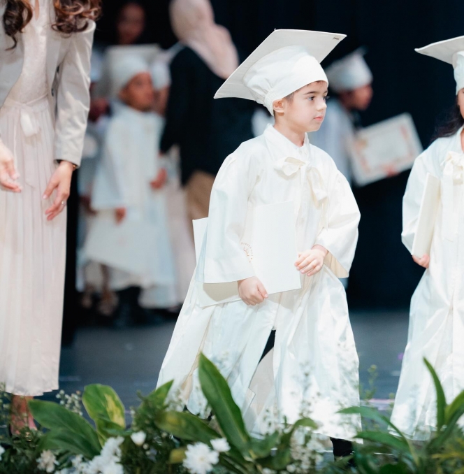 Potret Wisuda TK Zenecka Anak Carissa Puteri, Wajahnya Terlihat Menggemaskan Banget!