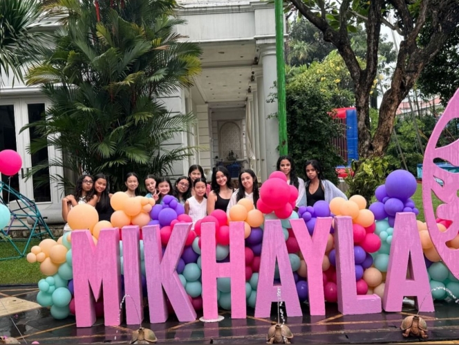 Keseruan Foto Ultah ke-12 Mikhayla Anak Nia Ramadhani, Sampai Basah-basahan Dicemplungin ke Kolam