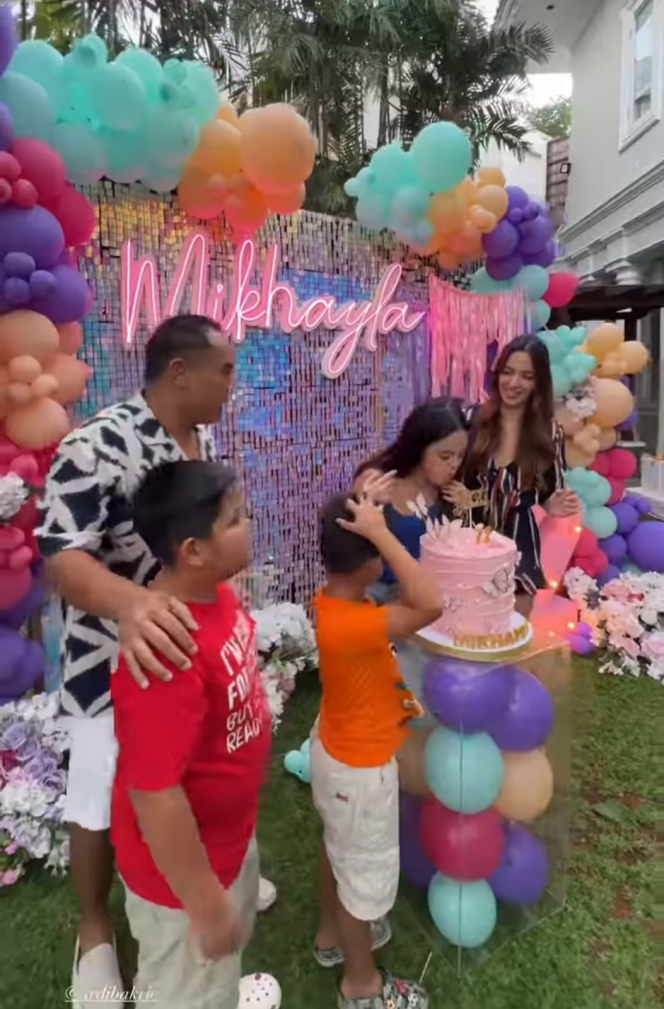 Keseruan Foto Ultah ke-12 Mikhayla Anak Nia Ramadhani, Sampai Basah-basahan Dicemplungin ke Kolam