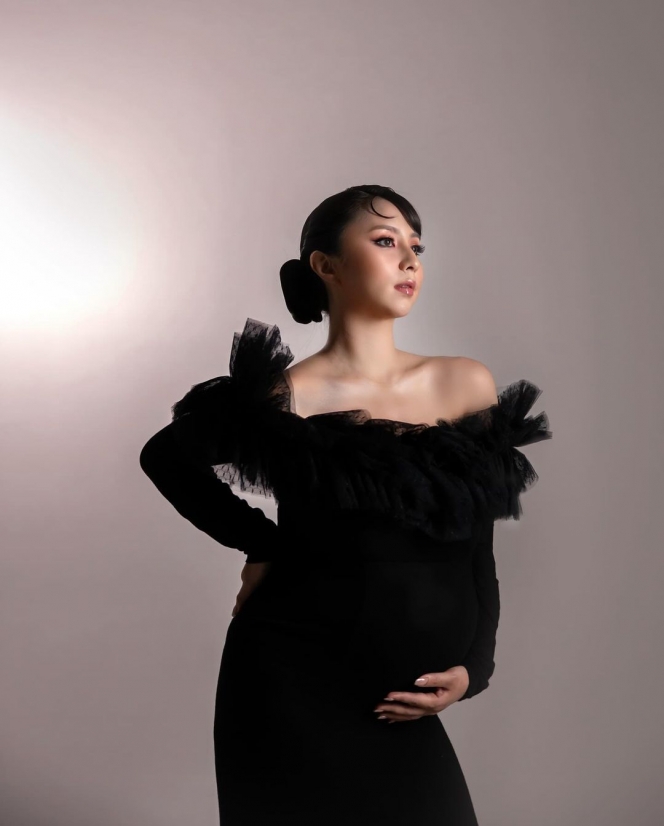 Aura Bumil Kian Terpancar, Ini Foto Terbaru Maternity Shoot Clairine Clay Tanpa Joshua Suherman