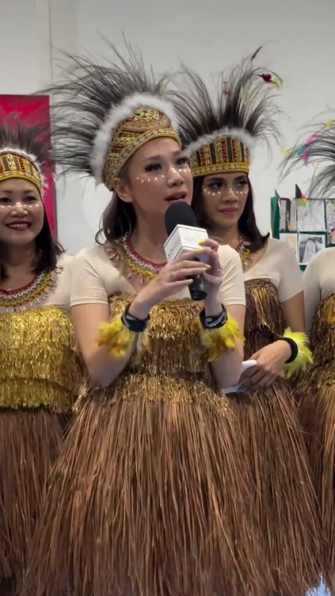 8 Foto BCL Pakai Baju Adat Papua di Pentas Sekolah Anaknya, Cantik Banget!